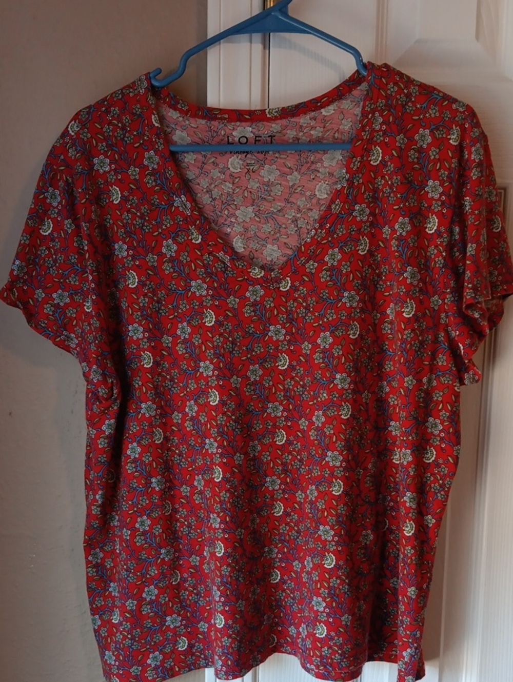 LOFT Red Floral V-Neck Short Sleeve Tee